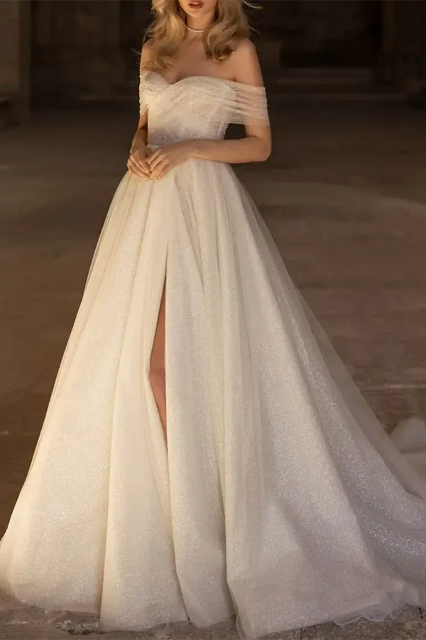 Abito da sposa in stile country con scollo a cuore e maniche lunghe abbinato a strascico a palazzo